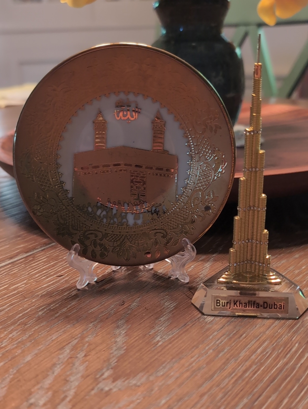 FREE NWT MUG, Burj Khalifa Statue Dubai, Gold Souvenir Plate W/ Mosque Motif